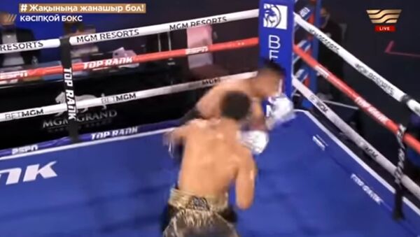 Казахский боксер вырубил аргентинского Волшебника — видео жесткого нокаута - Sputnik Кыргызстан