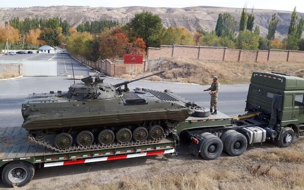 Военная техника стоит на дороге, которая проходит вдоль территории резиденции и ведет к селам в южной части Бишкека - Sputnik Кыргызстан