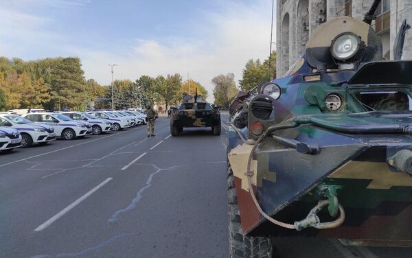 На площадь Ала-Тоо в Бишкеке стягиваются боевые машины пехоты и военнослужащие - Sputnik Кыргызстан