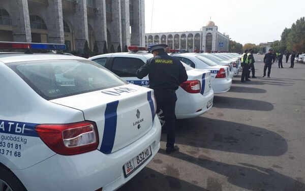 На место также приезжают автомобили Управления патрульной службы милиции и сотрудники правоохранительных органов - Sputnik Кыргызстан