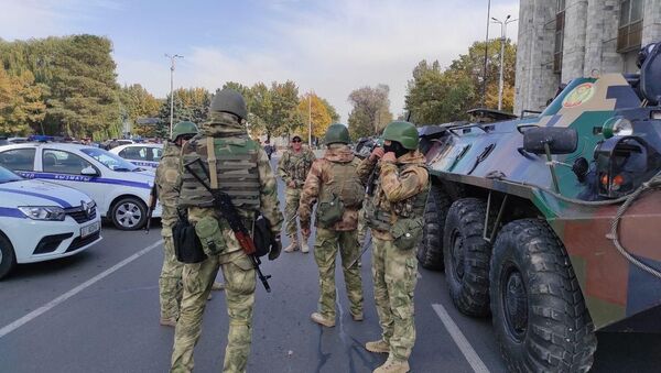 Военная техника и солдаты на площади Ала-Тоо в Бишкеке, перед развод-инструктажем Бишкекского гарнизона с участием всех силовых структур - Sputnik Кыргызстан