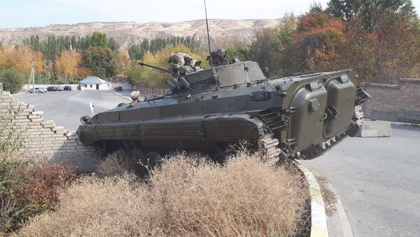 Боевая машина пехоты, которая протаранила забор госрезиденции Ала-Арча - Sputnik Кыргызстан