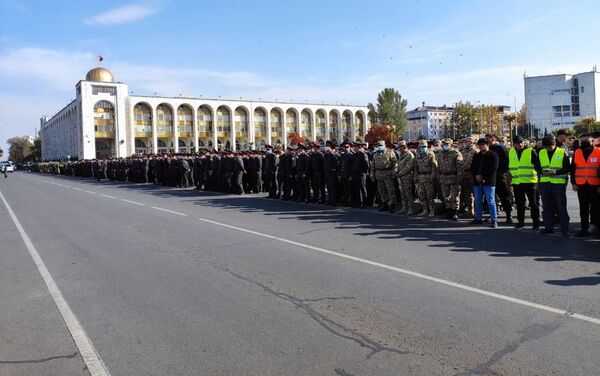 На площади Ала-Тоо начался развод-инструктаж Бишкекского гарнизона с участием всех силовых структур - Sputnik Кыргызстан