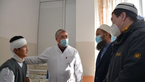 Верховный муфтий Кыргызстана Максатбек ажы Токтомушев и его заместитель Кадыр ажы Маликов посетили Национальный госпиталь, где навестили пострадавших во время столкновений в Бишкеке - Sputnik Кыргызстан