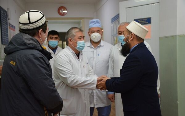 Токтомушев поговорил с врачами и узнал о состоянии пострадавших молодых людей - Sputnik Кыргызстан