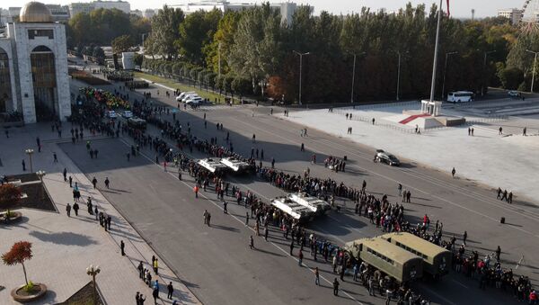 Военные и БТР на площади Ала-Тоо — видео - Sputnik Кыргызстан