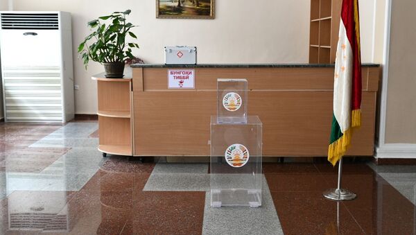 Предвыборный участок в Душанбе перед выборами президента Таджикистана - Sputnik Кыргызстан