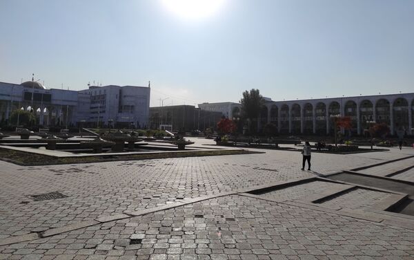 Напомним, президент КР Сооронбай Жээнбеков 9 октября подписал указ о режиме чрезвычайного положения в Бишкеке из-за нестабильной ситуации после захвата Белого дома в ночь на 6 октября - Sputnik Кыргызстан