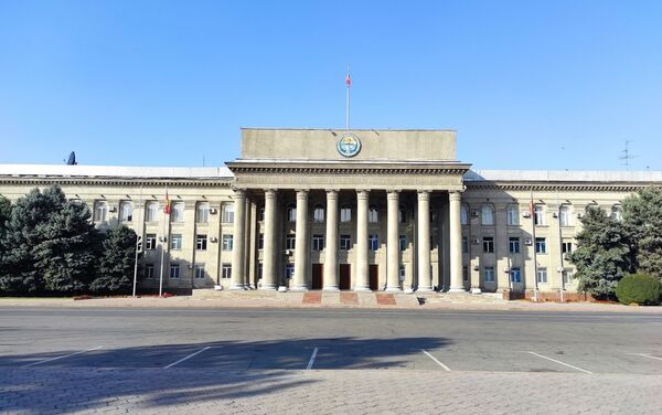 В это воскресенье на площади Ала-Тоо и на Старой площади, которые находятся в центре Бишкека, все спокойно, скопления людей, митингов нет, передает корреспондент Sputnik Кыргызстан - Sputnik Кыргызстан