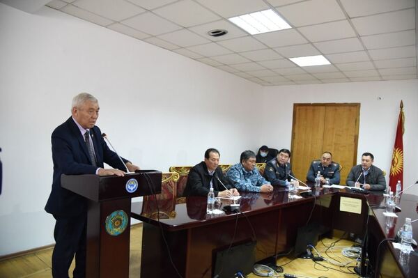 Жапаров министрдин милдетин аткарган Ниязбековду ИИМдин курамына тааныштырды - Sputnik Кыргызстан