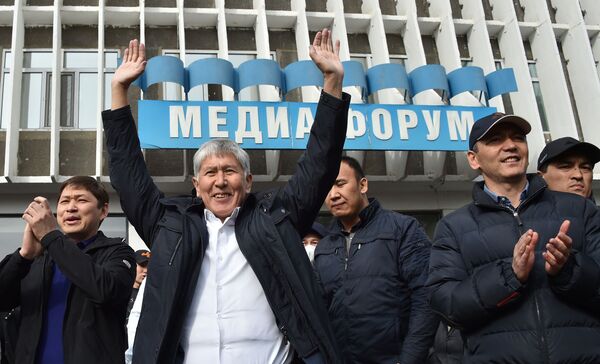 Митинг сторонников Алмазбека Атамбаева и Омурбека Бабанова в Бишкеке  - Sputnik Кыргызстан