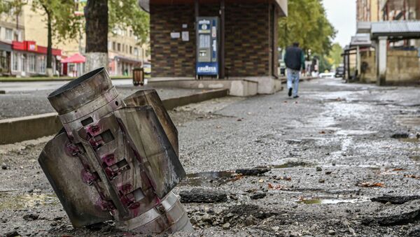 Неразорвавшийся снаряд на улице Степанакерта в Нагорном Карабахе - Sputnik Кыргызстан
