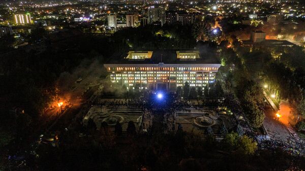 Алаканга салгандай Ак үй, жабыла кирген митингчилер. Фотофакт - Sputnik Кыргызстан