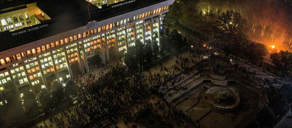 Захваченный Белый дом митингующими. Архивное фото - Sputnik Кыргызстан