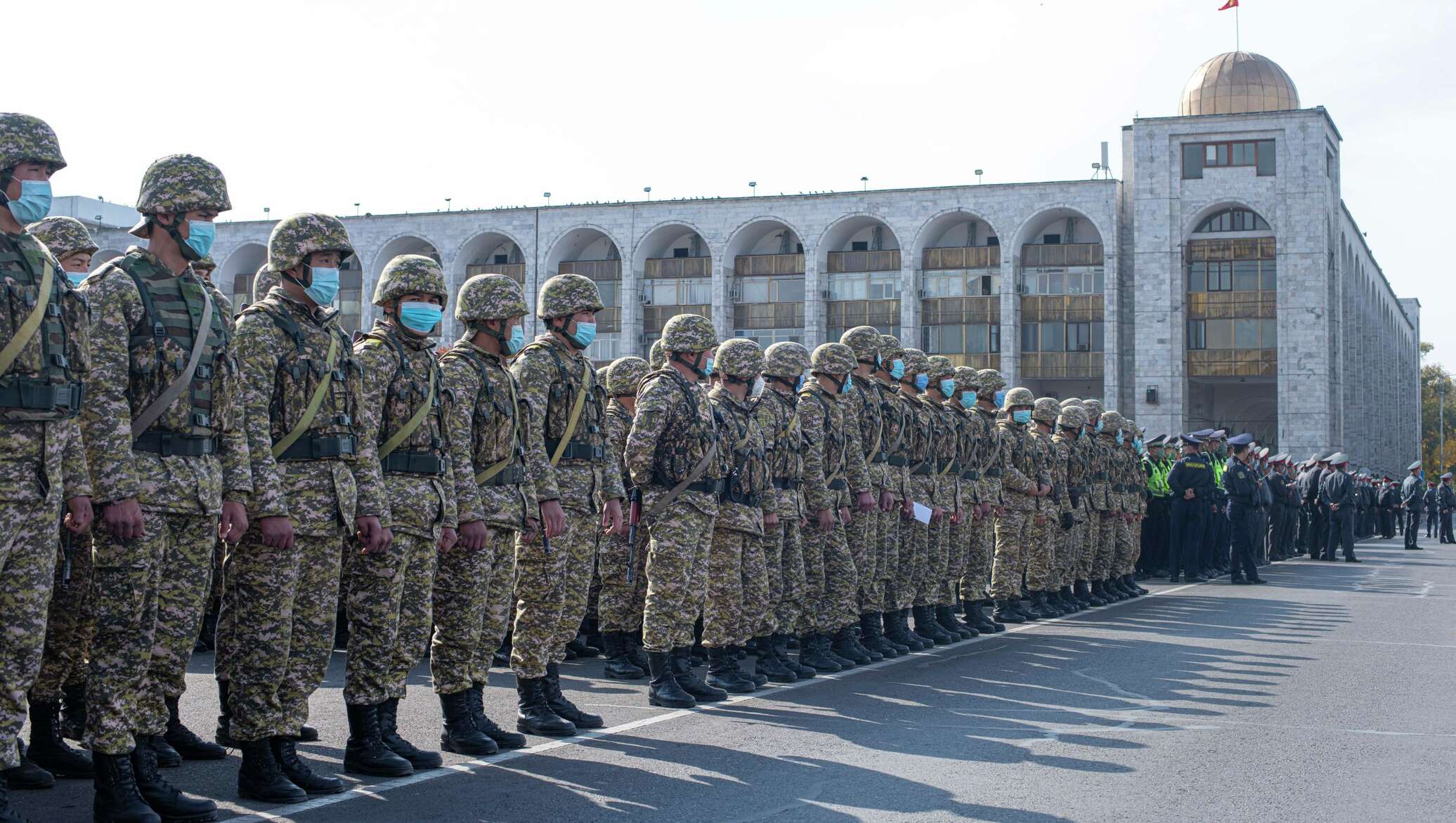 Парад в бишкеке. Военный парад Бишкек. Парад военных Кыргызстан. Выпускники военной Академии на площади ала ТОО. Независимость Кыргызстана.