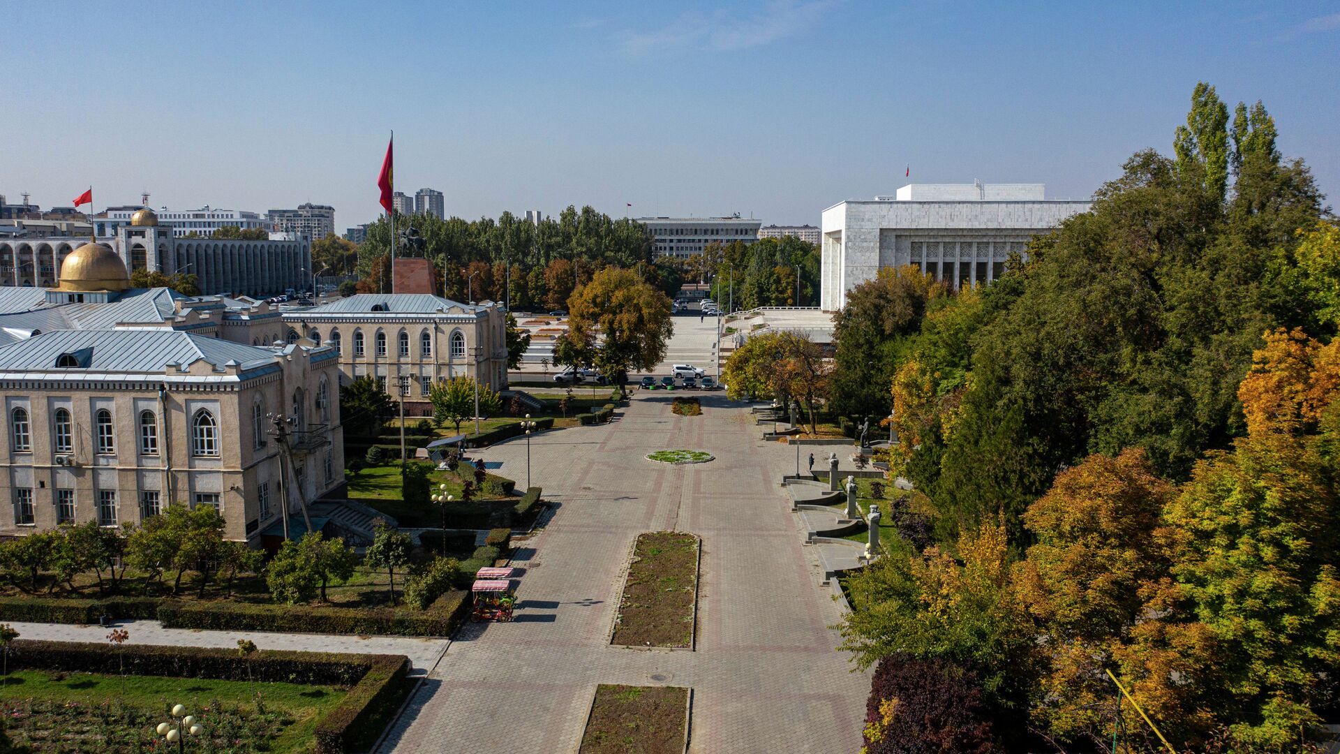 Вид на здание Дома дружбы и Дубовый парк в Бишкеке. Архивное фото - Sputnik Кыргызстан, 1920, 16.09.2022