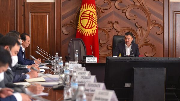 Премьер-министрлик кызматтагы Садыр Жапаров өкмөт аппаратынын бөлүм башчылары менен жыйын өткөрүү учурунда - Sputnik Кыргызстан