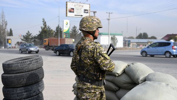 Военнослужащий вооруженных сил Кыргызстана на блокпосту в Бишкеке - Sputnik Кыргызстан