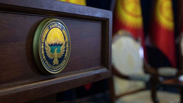 Трибуна для выступления с государственным гербом КР. Архивное фото - Sputnik Кыргызстан