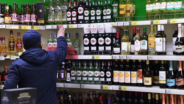 Мужчина выбирает алкогольный в супермаркете. Архивное фото - Sputnik Кыргызстан