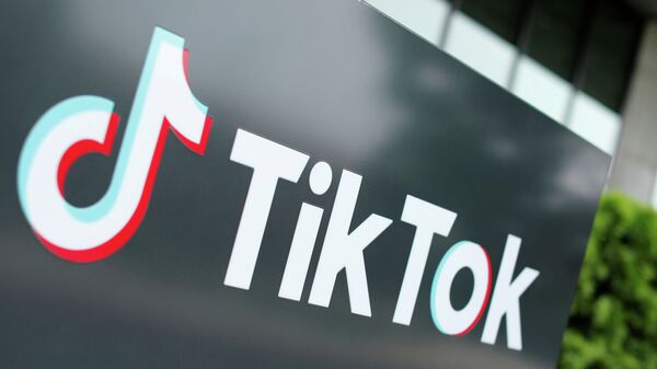 Логотип TikTok возле головного офиса компании в Калифорнии - Sputnik Кыргызстан