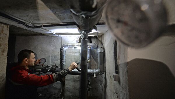 Запуск отопления в тепловом узле подвала жилого дома  - Sputnik Кыргызстан
