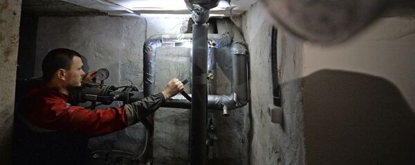 Запуск отопления в тепловом узле подвала жилого дома  - Sputnik Кыргызстан