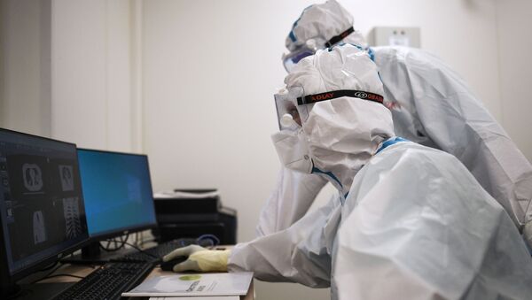 Медицинские работники смотрят снимки компьютерной томографии - Sputnik Кыргызстан
