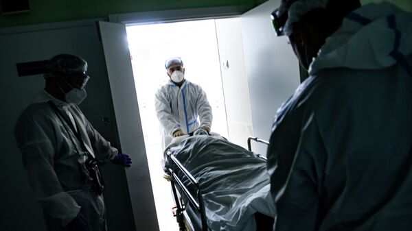 Медицинские работники оказывают помощь пациенту с COVID-19  - Sputnik Кыргызстан