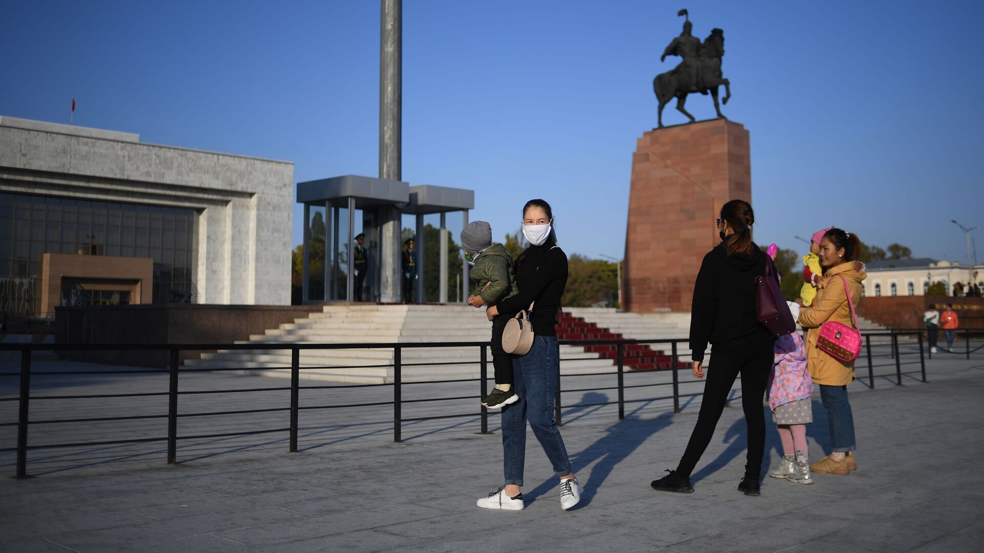 Люди на площади Ала-Тоо в Бишкеке. Архивное фото - Sputnik Кыргызстан, 1920, 11.10.2022