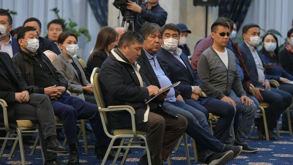 Депутаты в госрезиденции Ала-Арча во время внеочередного заседания Жогорку Кенеша. 13 октября 2020 года - Sputnik Кыргызстан