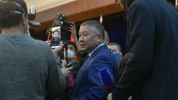 Лидер фракции Кыргызстан Канат Исаев в госрезиденции во время внеочередного заседания Жогорку Кенеша - Sputnik Кыргызстан