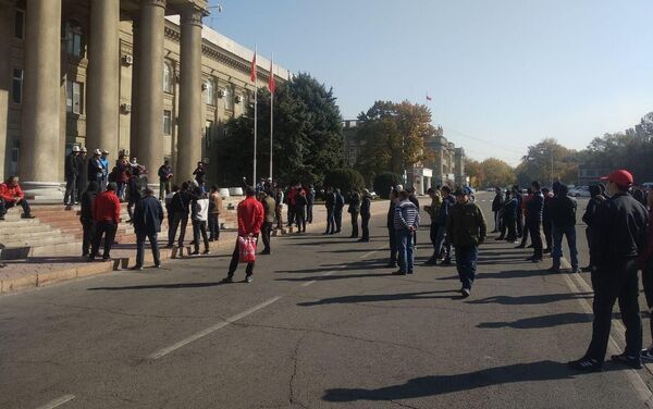 Накануне стало известно, что в социальных сетях звучат призывы выйти на митинг в 12:00. - Sputnik Кыргызстан