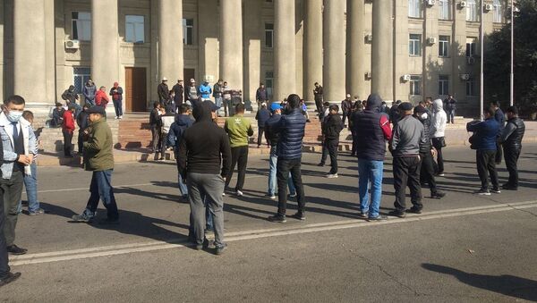 Митинг сторонников Садыра Жапарова на старой площади в Бишкеке, которые требуют отставки президента КР Сооронбая Жээнбекова - Sputnik Кыргызстан