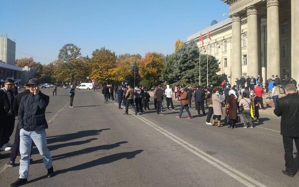 На Старой площади Бишкека возле Дома правительства собираются сторонники Садыра Жапарова - Sputnik Кыргызстан