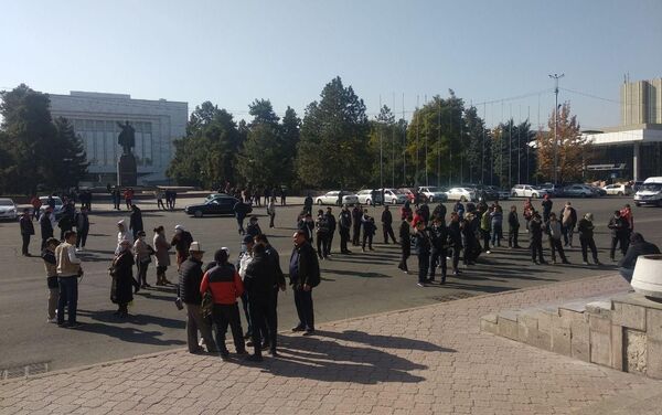 Как сообщает корреспондент Sputnik Кыргызстан, пришли уже примерно 100 человек - Sputnik Кыргызстан