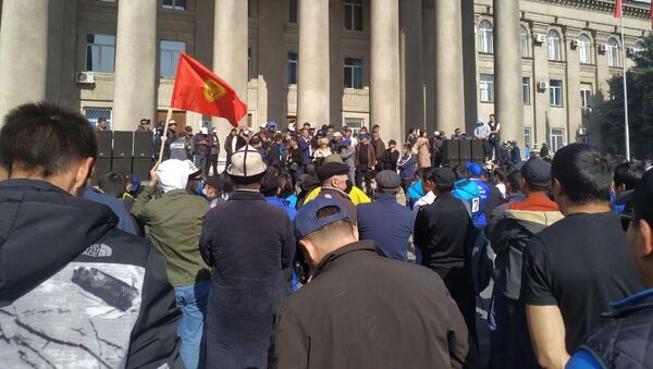 Митинг сторонников Садыра Жапарова у дома правительства - Sputnik Кыргызстан