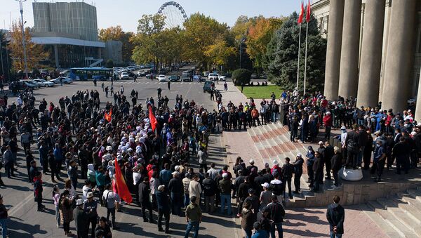 Реакция митингующих на новость о назначении Жапарова премьером — видео - Sputnik Кыргызстан