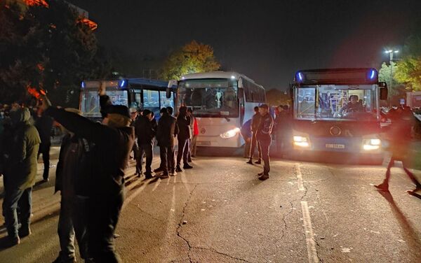 За митингующими сторонниками Садыра Жапарова приехали автобусы, но они отказываются уходить - Sputnik Кыргызстан