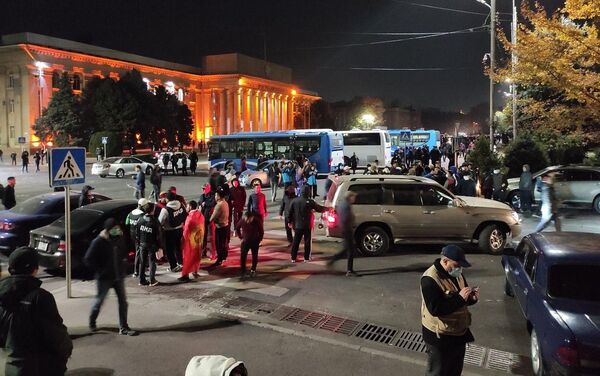 Водитель одного из автобусов сказал, что повезет пассажиров в отель Ак-Кеме. Напомним, что митингующие стоят на Старой площади - Sputnik Кыргызстан