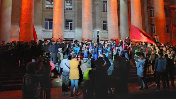 Митинг сторонников Садыра Жапарова у дома правительства в Бишкеке, которые требуют отставки президента Сооронбая Жээнбекова - Sputnik Кыргызстан