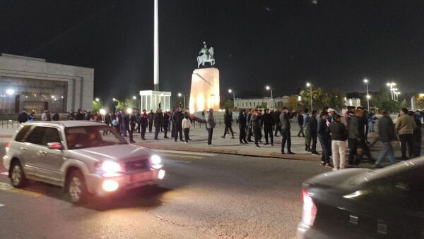 Митинг сторонников Садыра Жапарова на площади Ала-Тоо в Бишкеке, которые требуют отставки президента Сооронбая Жээнбекова - Sputnik Кыргызстан