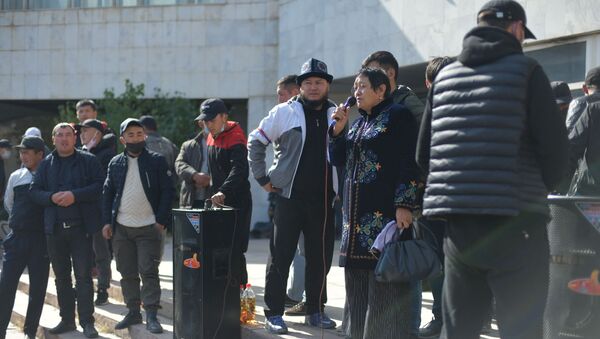 Люди у гостиницы Иссы-Куль в Бишкеке - Sputnik Кыргызстан
