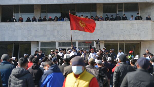 Митинг за отставку президента Сооронбая Жээнбекова вокруг гостиницы Иссык-Куль в Бишкеке - Sputnik Кыргызстан