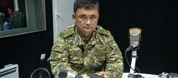 Глава Генерального штаба Кыргызстана Таалайбек Омуралиев во время интервью на радиостудии Sputnik Кыргызстан - Sputnik Кыргызстан