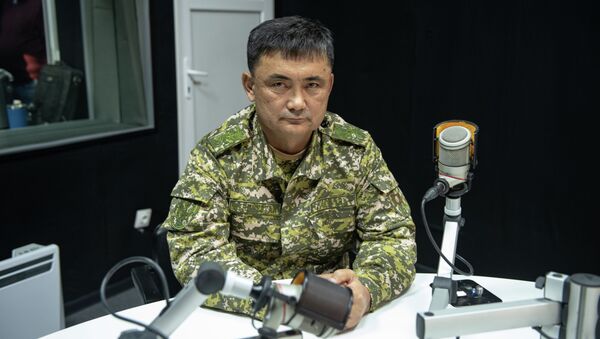 Глава Генерального штаба Кыргызстана Таалайбек Омуралиев во время интервью на радиостудии Sputnik Кыргызстан - Sputnik Кыргызстан