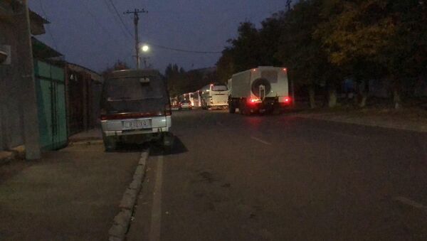 Военные грузовики уезжают из территории госрезиденции Ала-Арча, где проходил митинг против отставки президента Сооронбая Жээнбекова - Sputnik Кыргызстан