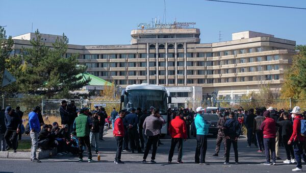 Митинг за отставку президента Сооронбая Жээнбекова в Бишкеке - Sputnik Кыргызстан