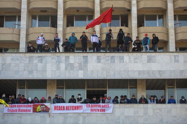 Митинг за отставку президента Сооронбая Жээнбекова в Бишкеке  - Sputnik Кыргызстан