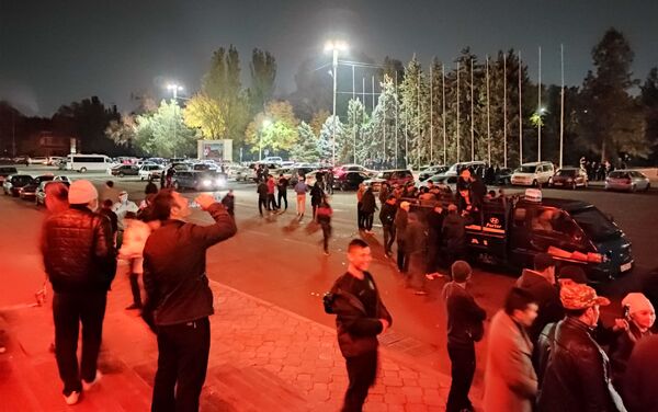 По состоянию на 21:00 на Старой площади осталось около 100 участников акции — остальные разошлись - Sputnik Кыргызстан